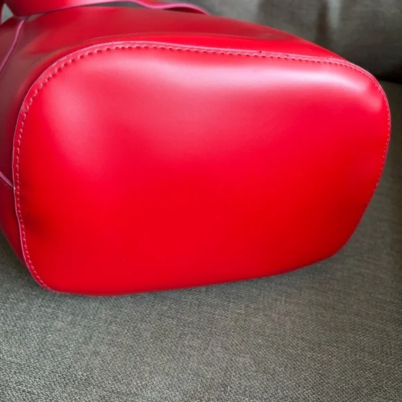 Elizabeth Arden Sleek Red Leather-Look Bucket Tote INV25/486 - Picture 8 of 12